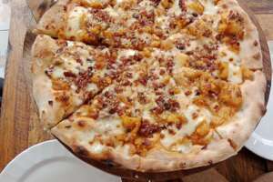 Pizza + bebida en la Fugitiva
